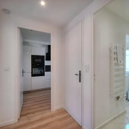 Immogroom - Spacious 3-room - Garage - Terrace - Air Conditioning Apartment
